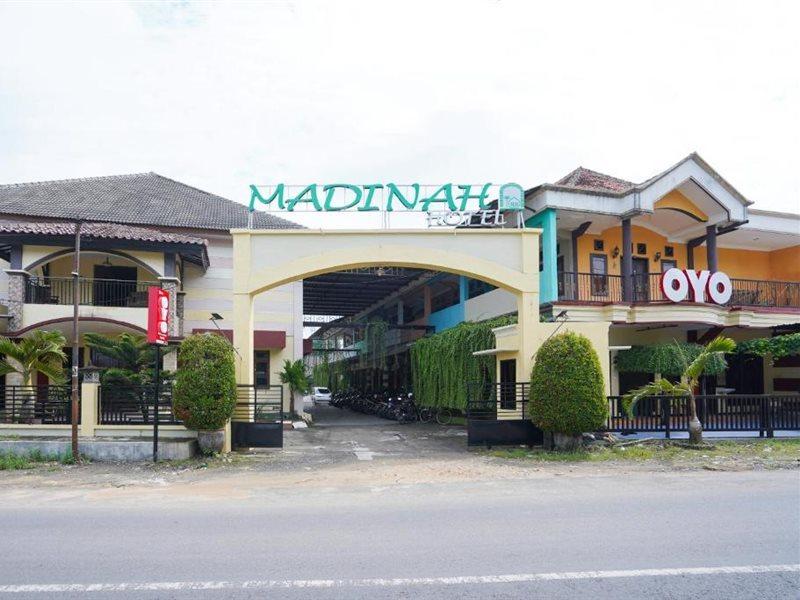 Oyo 2715 Hotel Madinah Syariah Pamekasan Exterior photo